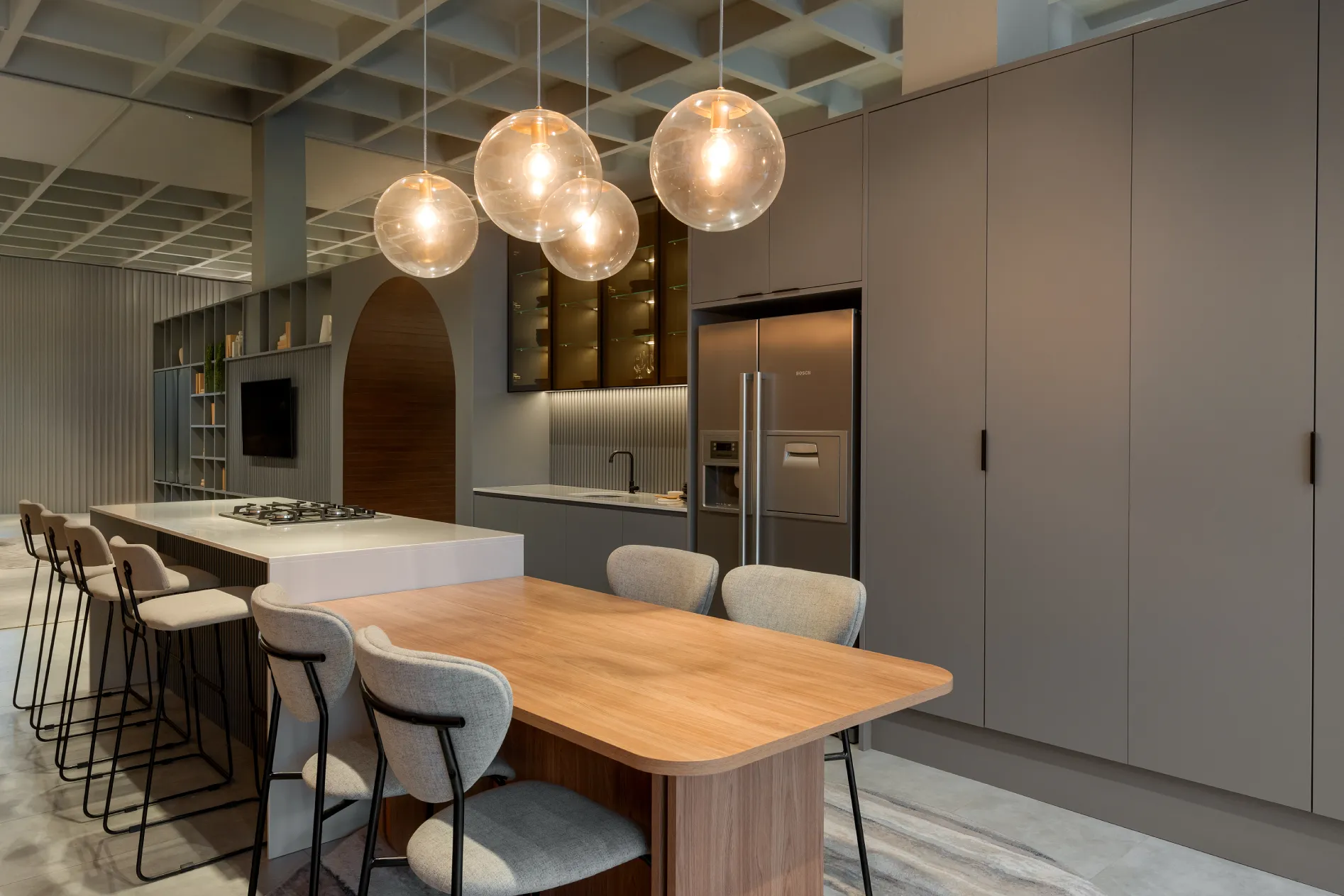 Cozinha planejada Italínea com ilha e iluminação pendente